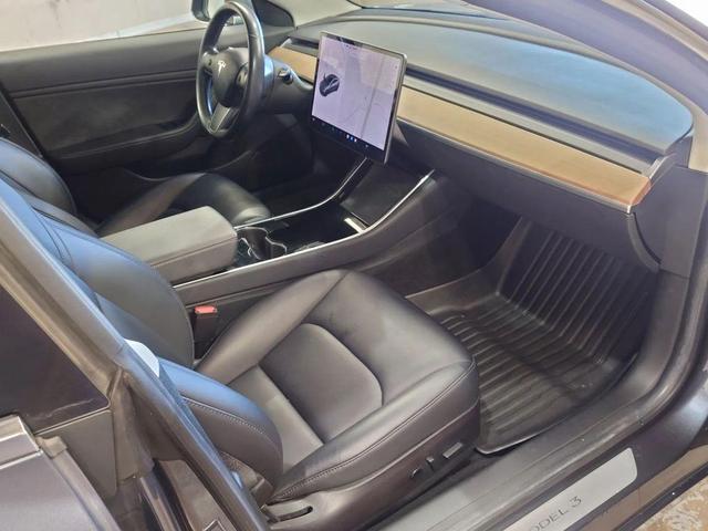 Photo of 2018 Grey Tesla Model 3