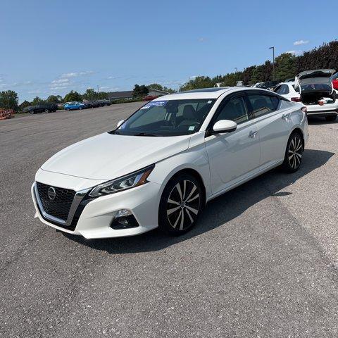 Photo of 2022 White Nissan Altima