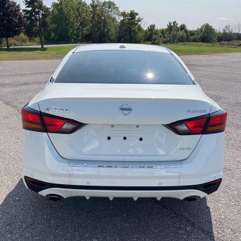 Photo of 2022 White Nissan Altima