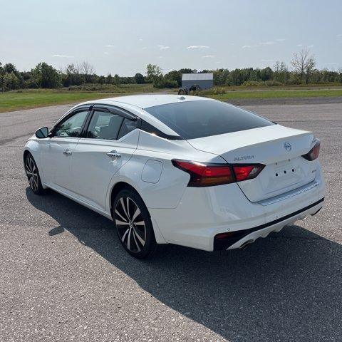 Photo of 2022 White Nissan Altima