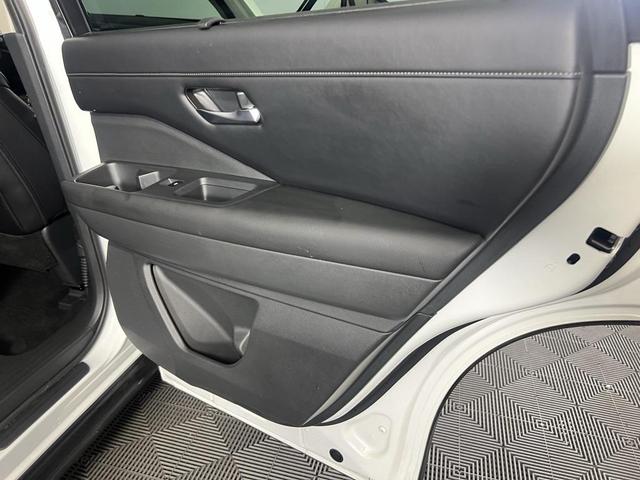 Photo of 2024 Pearl White Tricoat Nissan Pathfinder