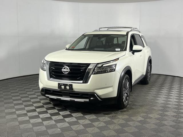 Photo of 2024 Pearl White Tricoat Nissan Pathfinder
