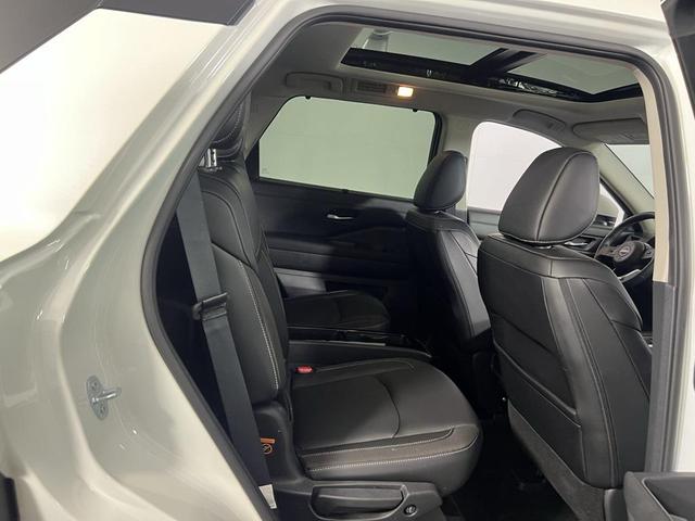 Photo of 2024 Pearl White Tricoat Nissan Pathfinder