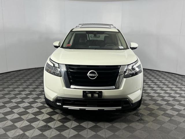 Photo of 2024 Pearl White Tricoat Nissan Pathfinder