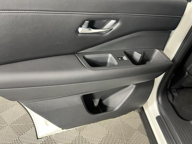 Photo of 2024 Pearl White Tricoat Nissan Pathfinder
