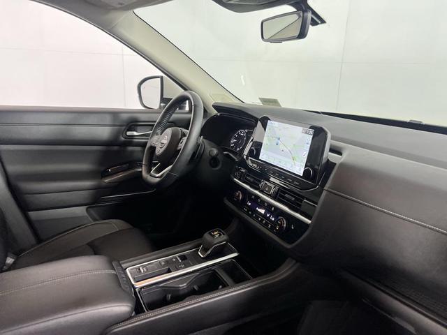 Photo of 2024 Pearl White Tricoat Nissan Pathfinder