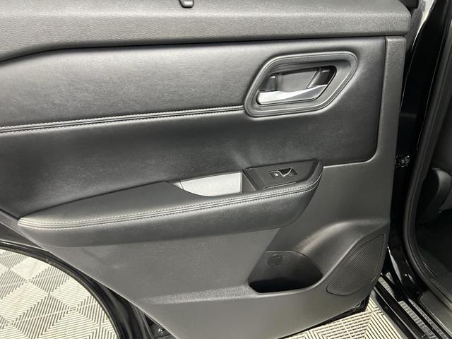 Photo of 2024 Super Black Nissan Rogue