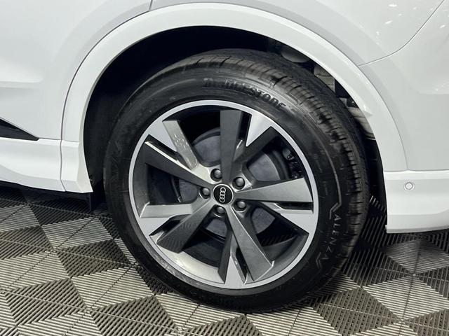 Photo of 2024 Glacier White Audi Q4 e-tron