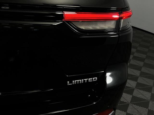 Photo of 2024 Diamond Black Crystal Pearlcoat Jeep Grand Cherokee