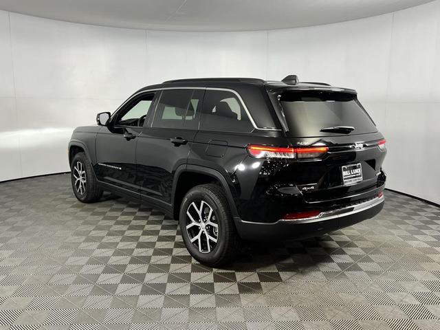 Photo of 2024 Diamond Black Crystal Pearlcoat Jeep Grand Cherokee