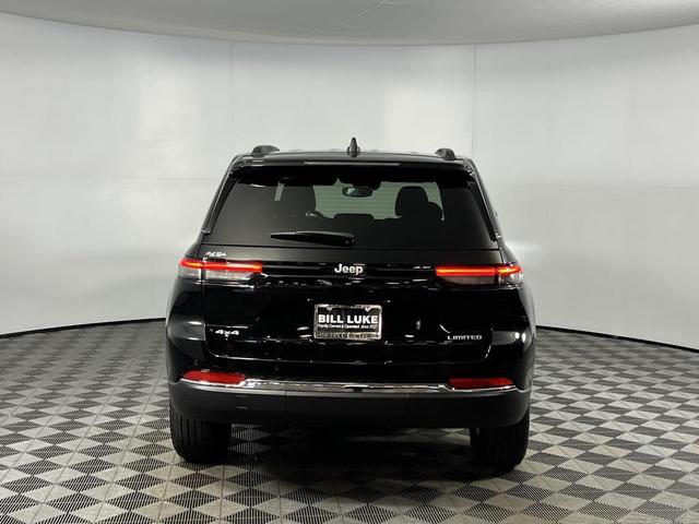 Photo of 2024 Diamond Black Crystal Pearlcoat Jeep Grand Cherokee