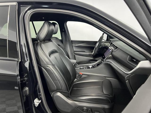 Photo of 2024 Diamond Black Crystal Pearlcoat Jeep Grand Cherokee