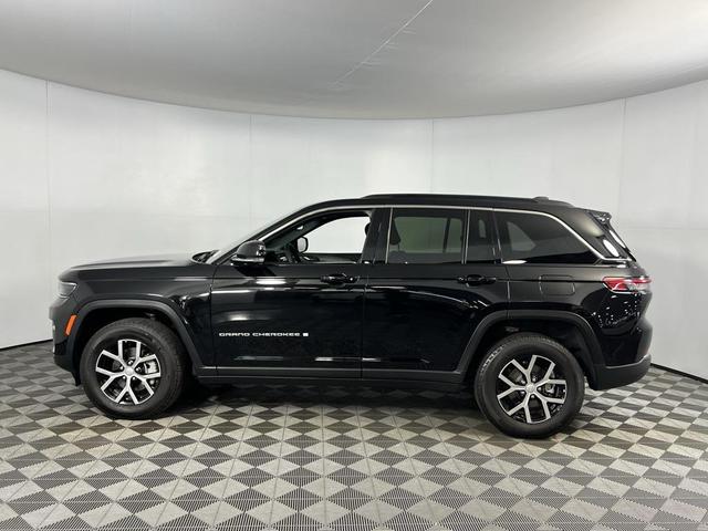 Photo of 2024 Diamond Black Crystal Pearlcoat Jeep Grand Cherokee
