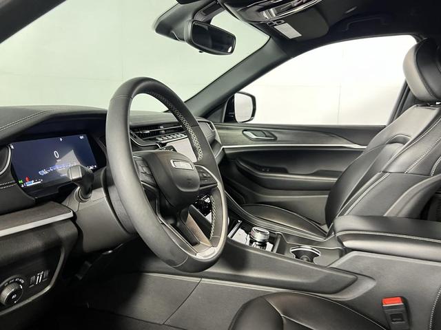 Photo of 2024 Diamond Black Crystal Pearlcoat Jeep Grand Cherokee