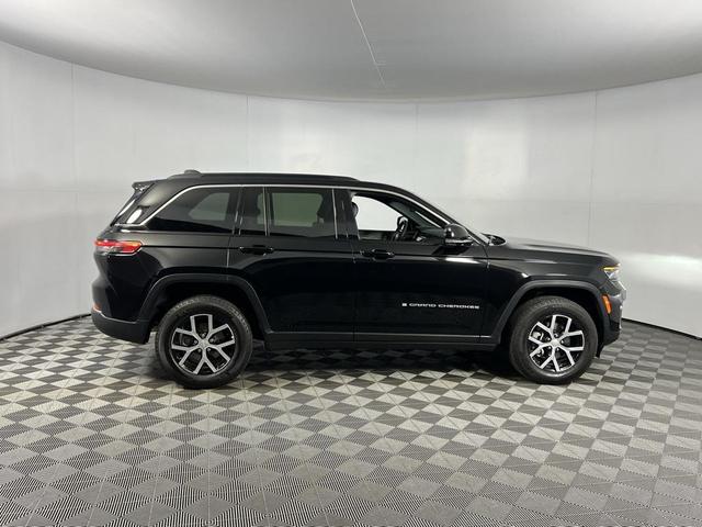 Photo of 2024 Diamond Black Crystal Pearlcoat Jeep Grand Cherokee