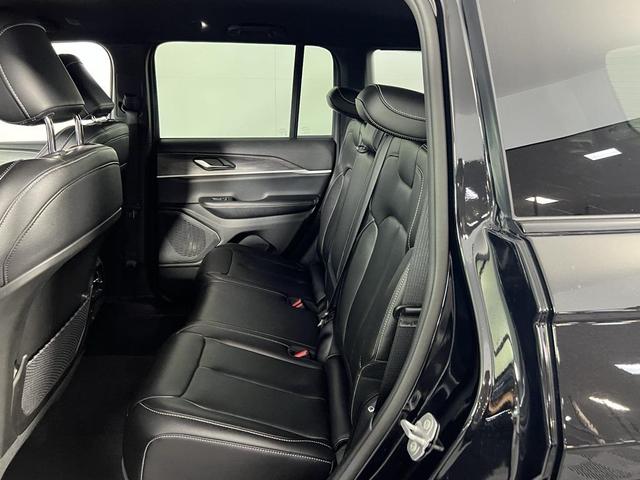 Photo of 2024 Diamond Black Crystal Pearlcoat Jeep Grand Cherokee