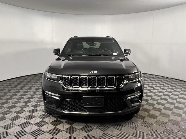 Photo of 2024 Diamond Black Crystal Pearlcoat Jeep Grand Cherokee