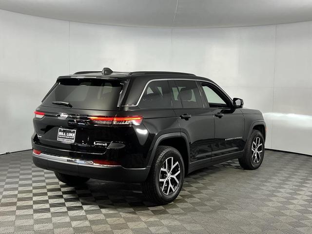 Photo of 2024 Diamond Black Crystal Pearlcoat Jeep Grand Cherokee