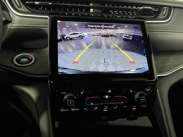 Photo of 2024 Diamond Black Crystal Pearlcoat Jeep Grand Cherokee