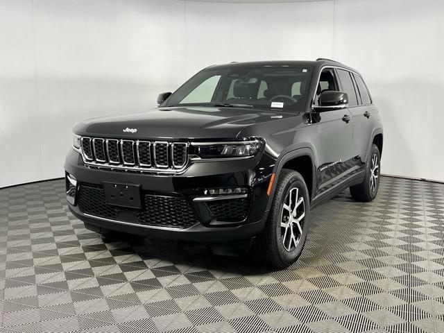 Photo of 2024 Diamond Black Crystal Pearlcoat Jeep Grand Cherokee