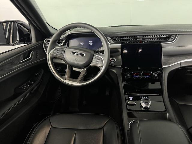 Photo of 2024 Diamond Black Crystal Pearlcoat Jeep Grand Cherokee