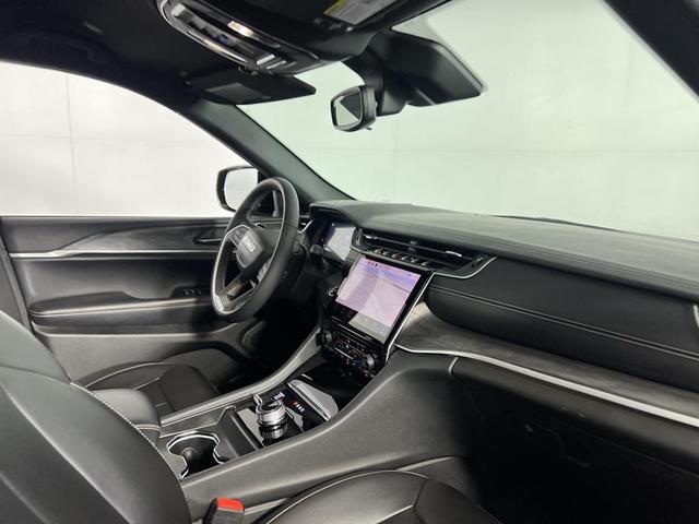 Photo of 2024 Diamond Black Crystal Pearlcoat Jeep Grand Cherokee
