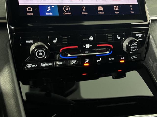 Photo of 2024 Diamond Black Crystal Pearlcoat Jeep Grand Cherokee