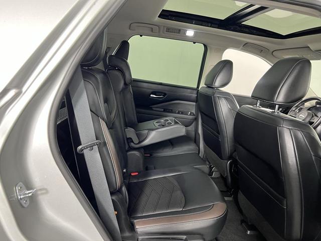 Photo of 2022 Brilliant Silver Metallic Nissan Pathfinder