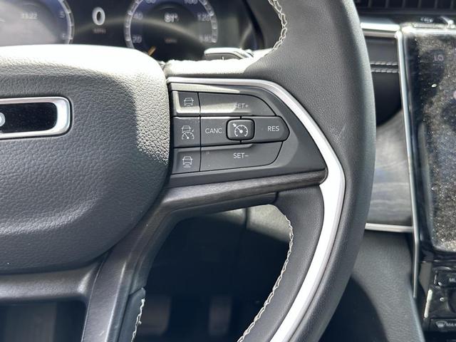 Photo of 2024 Diamond Black Crystal Pearlcoat Jeep Grand Cherokee L