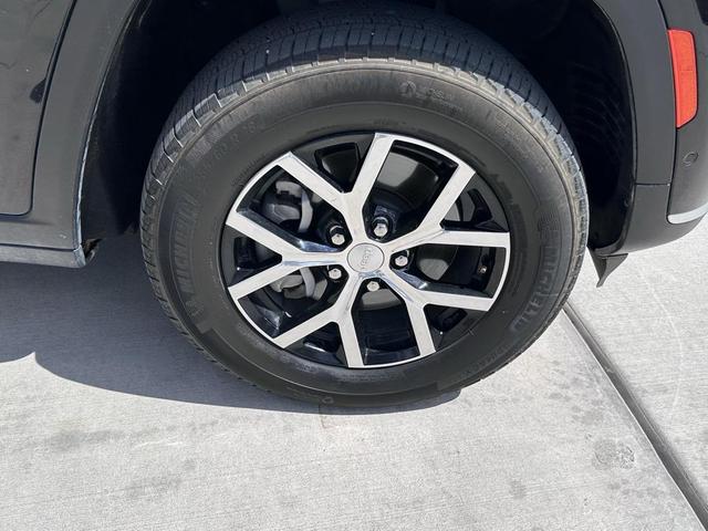 Photo of 2024 Diamond Black Crystal Pearlcoat Jeep Grand Cherokee L