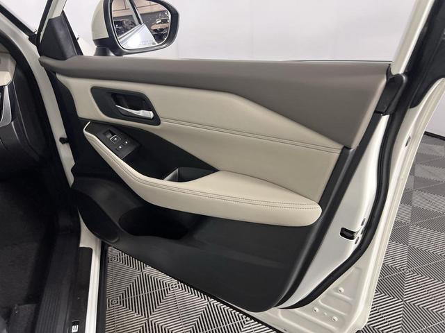Photo of 2023 Pearl White Tricoat Nissan Rogue