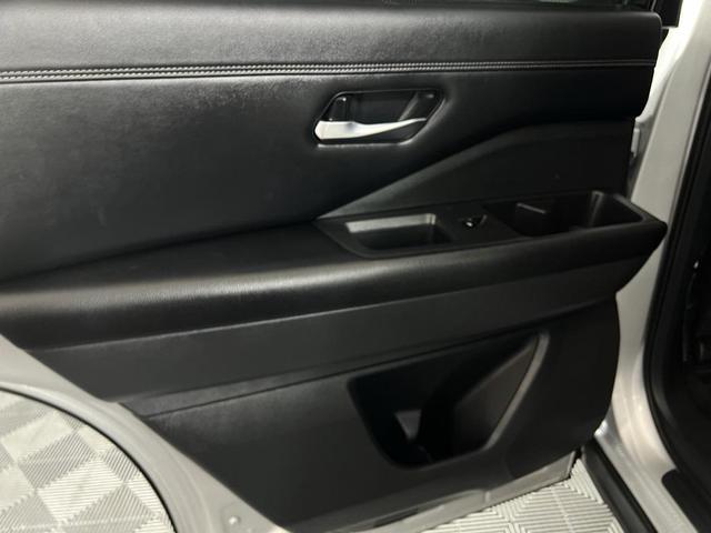 Photo of 2022 Brilliant Silver Metallic Nissan Pathfinder