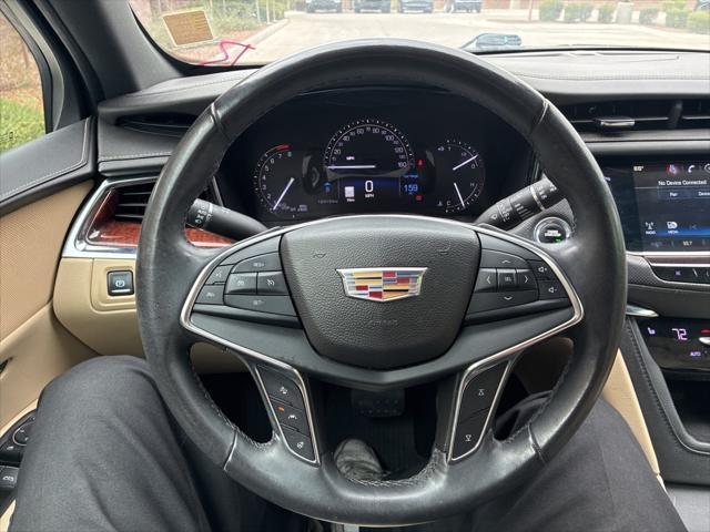 Photo of 2017 Crystal White Tricoat Cadillac XT5