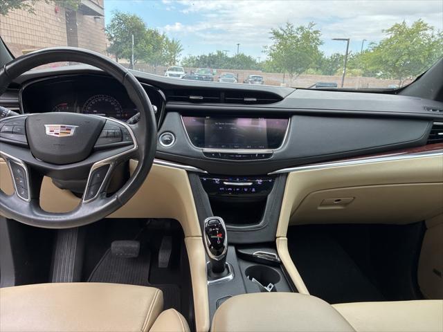 Photo of 2017 Crystal White Tricoat Cadillac XT5