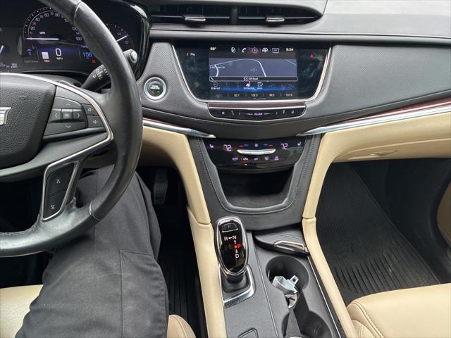 Photo of 2017 Crystal White Tricoat Cadillac XT5