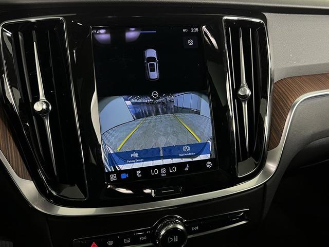 Photo of 2023 Gray Volvo V60 Cross Country