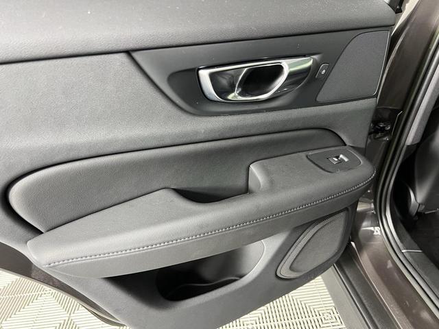 Photo of 2023 Gray Volvo V60 Cross Country