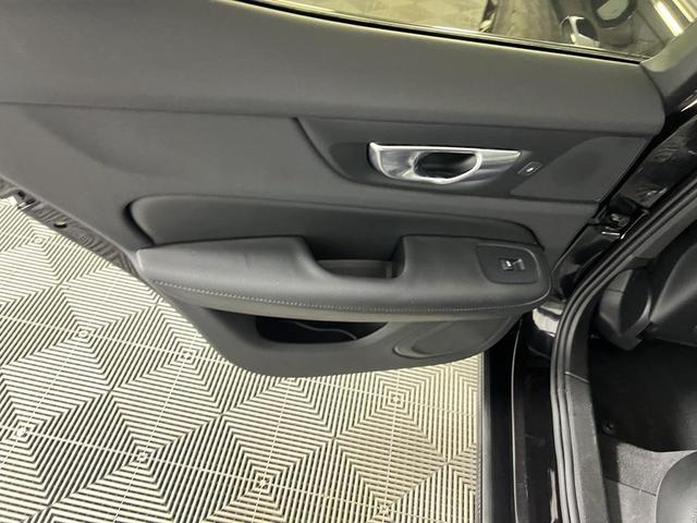 Photo of 2024 Onyx Black Metallic Volvo S60