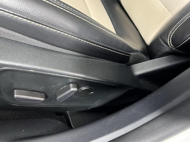 Photo of 2022 White Metallic Ford Escape