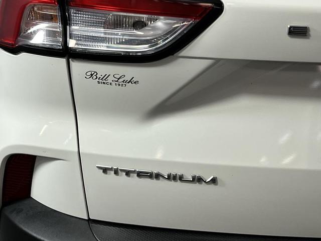 Photo of 2022 White Metallic Ford Escape