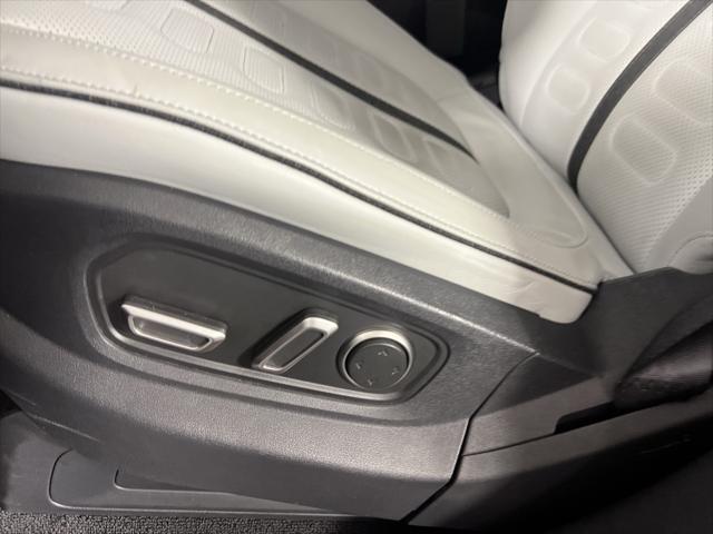 Photo of 2024 Orange Rivian R1S
