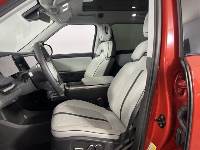 Photo of 2024 Orange Rivian R1S