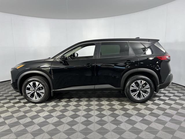 Photo of 2022 Super Black Nissan Rogue