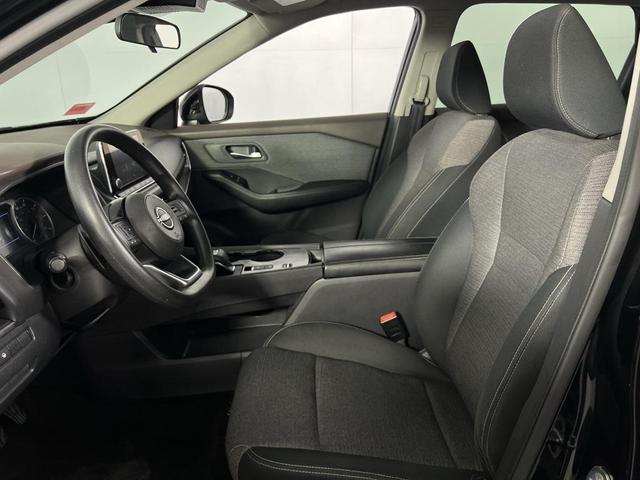 Photo of 2022 Super Black Nissan Rogue