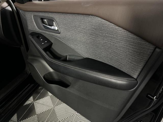Photo of 2022 Super Black Nissan Rogue