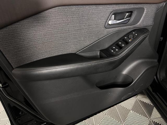 Photo of 2022 Super Black Nissan Rogue