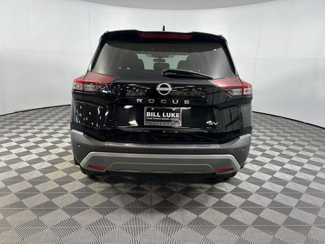 Photo of 2022 Super Black Nissan Rogue