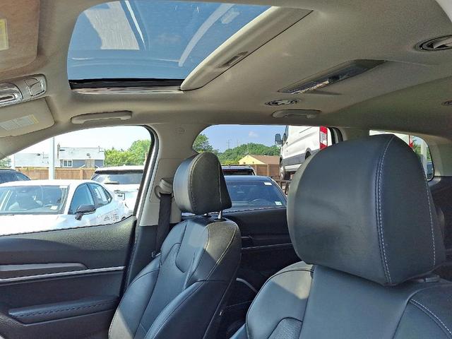 Photo of 2022 Glacial White Pearl Kia Telluride