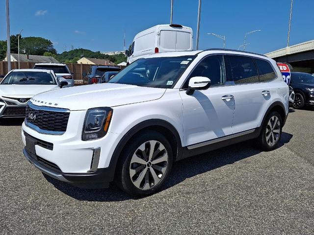 Photo of 2022 Glacial White Pearl Kia Telluride