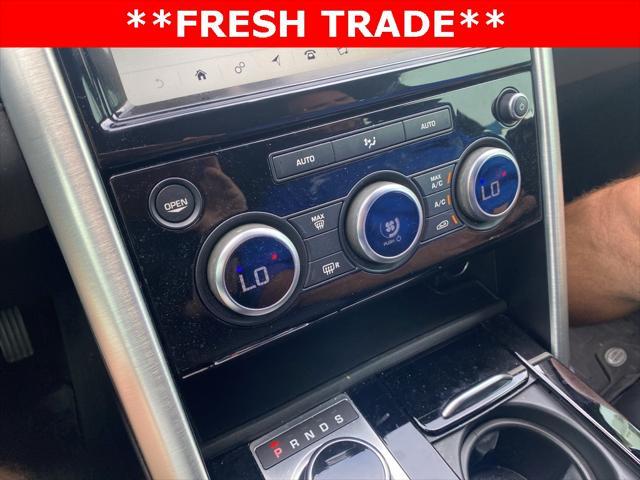 Photo of 2019 White Land Rover Discovery